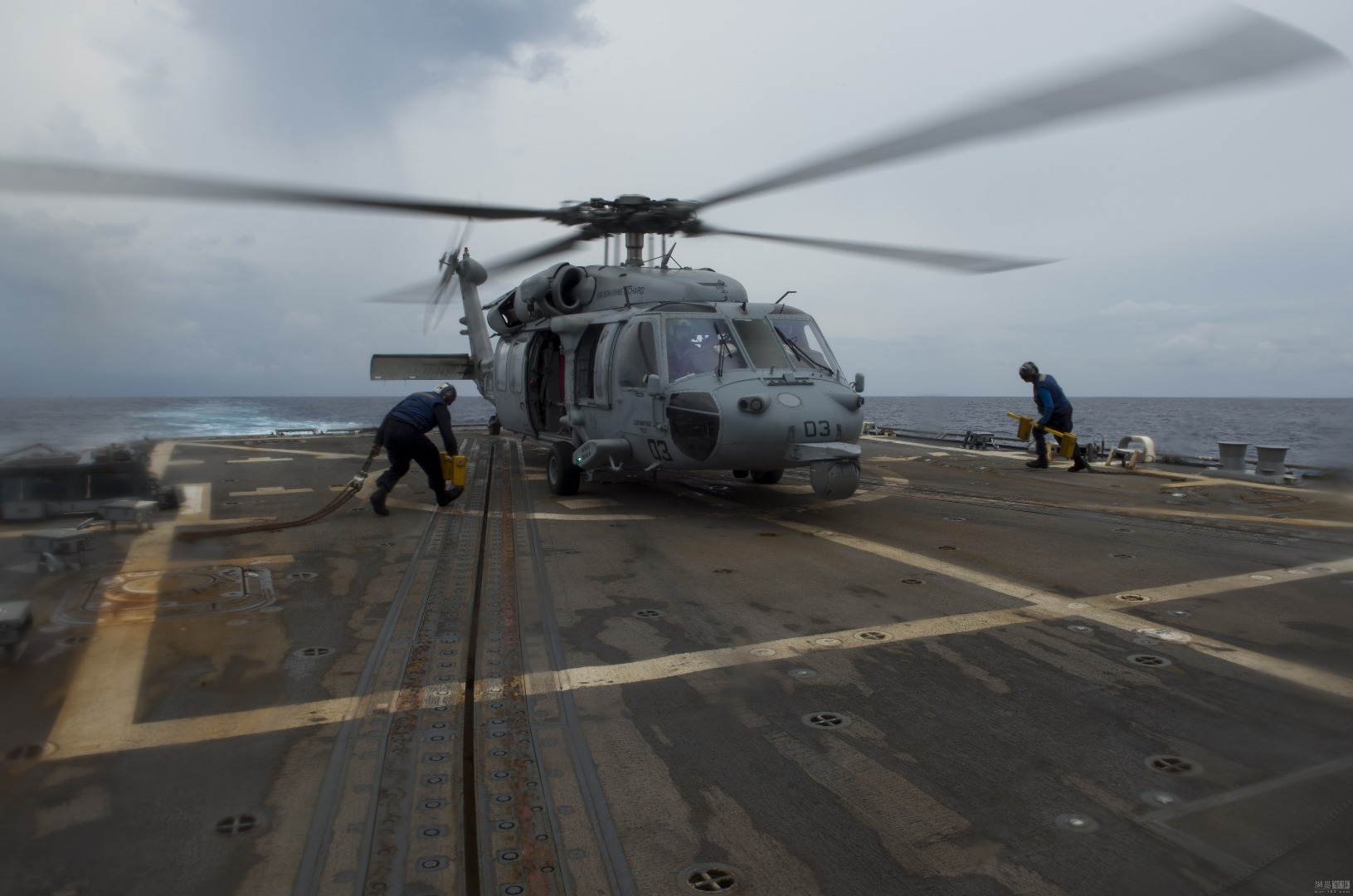 10月14日美国海军黄蜂级两栖攻击舰“好人理查德”号(LHD 6)和惠德贝岛级船坞登陆舰“日耳曼城”号（LSD 42）及两艘伯克级驱逐舰和两艘补给舰组成的舰队继续在南海训练。