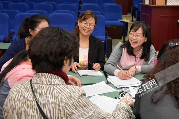 展示活動中,江北區洪恩實驗學校初一英語教師郭紅梅以生日派對為話題