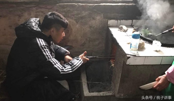 悍将蒿俊闵年薪超千万,过年却回农村老家烧火