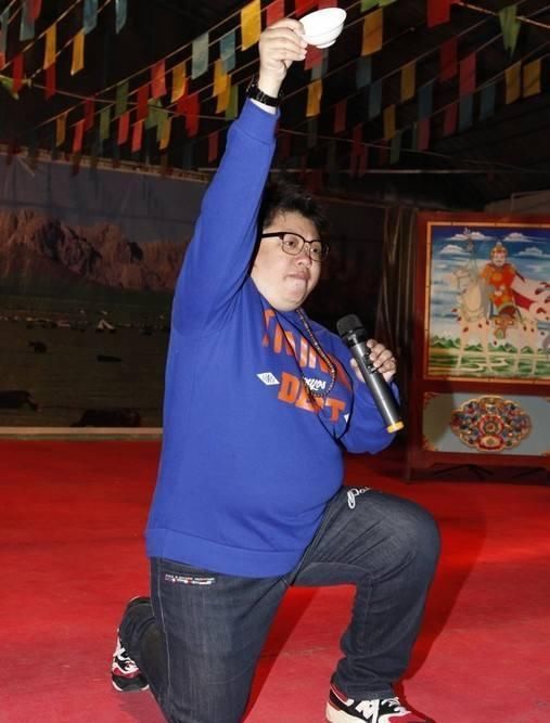 当众善意下跪的7位明星:杨幂为粉丝,孙俪为狗