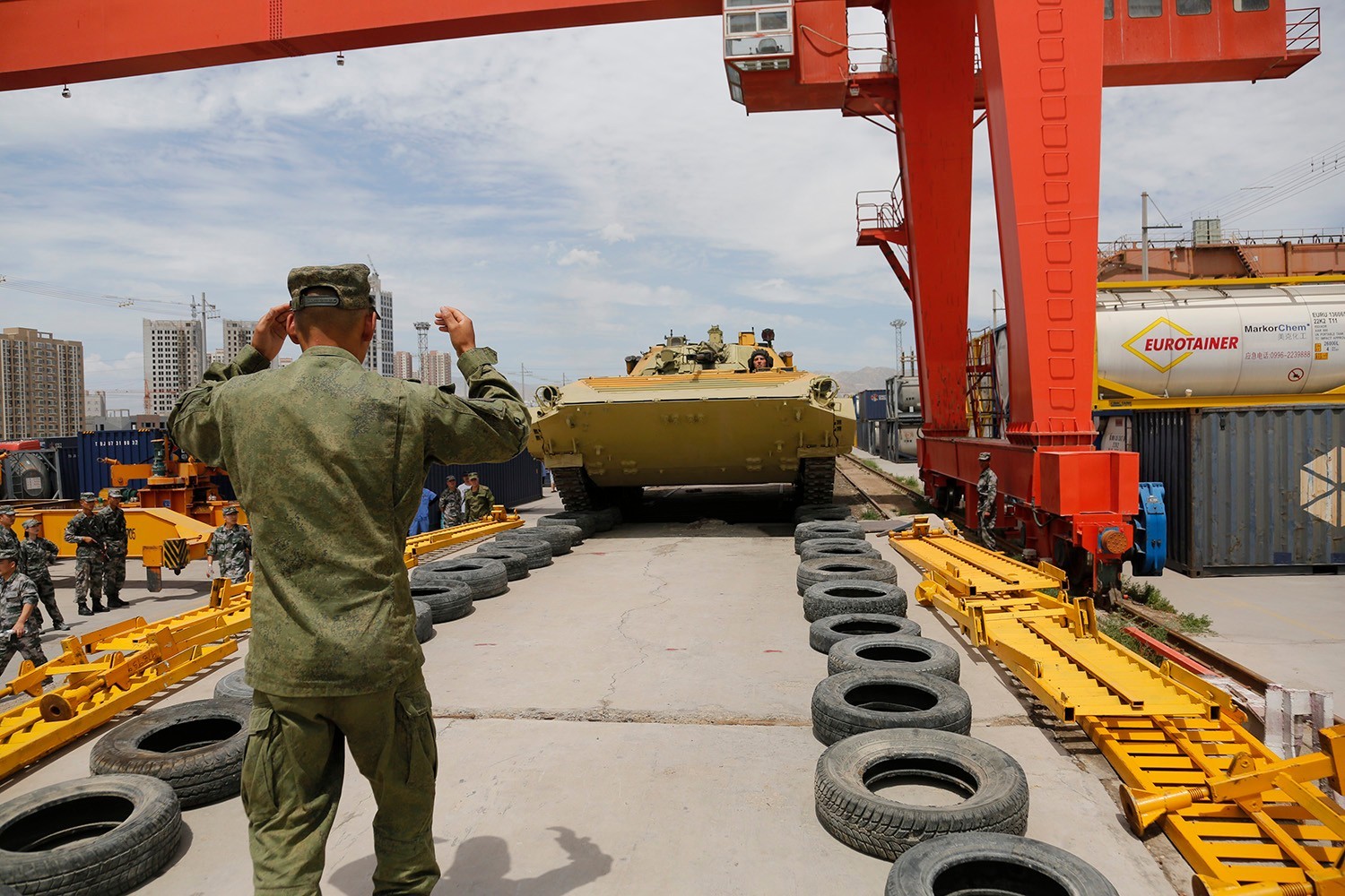 运载bmp-2步战车的是我军ta4360重型平板运输车,可以装载50吨以上的