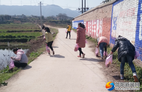 邵东茶子山中学开展校外捡垃圾志愿服务活动