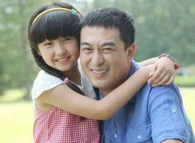 张嘉译家人照片,女儿容貌不输唐嫣,网友:一家人