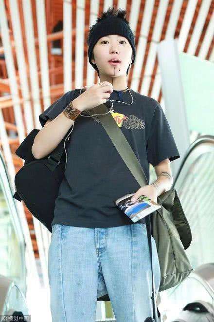 窦靖童洗掉下巴死亡线纹身, 假小子秒变淑女