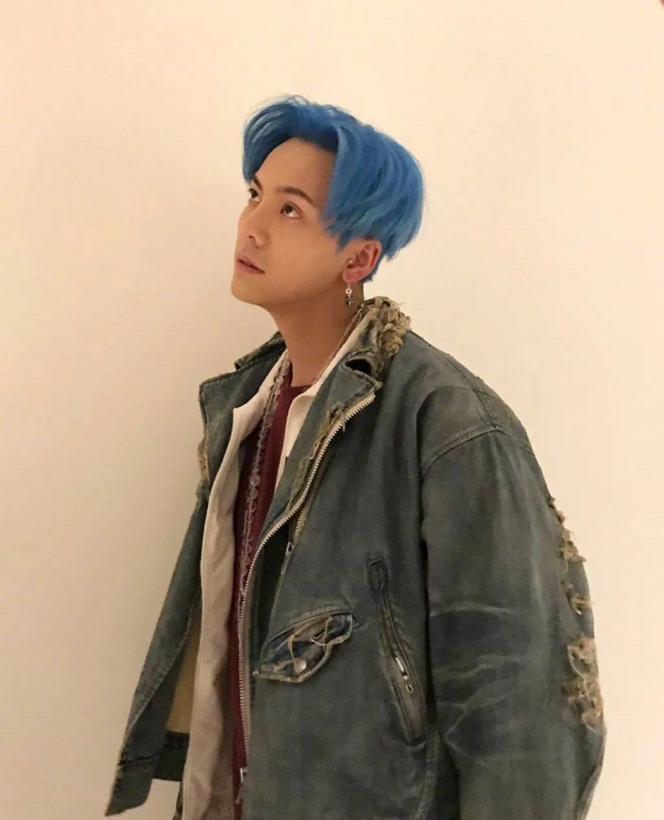 杨超越初中没毕业,陈伟霆没高考过一样成功