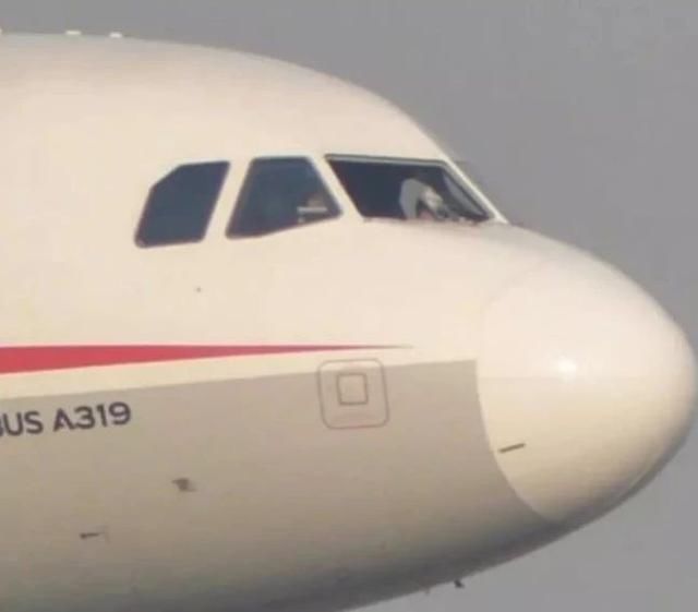 空军出身的飞行员真牛:客机风挡玻璃没了,依然