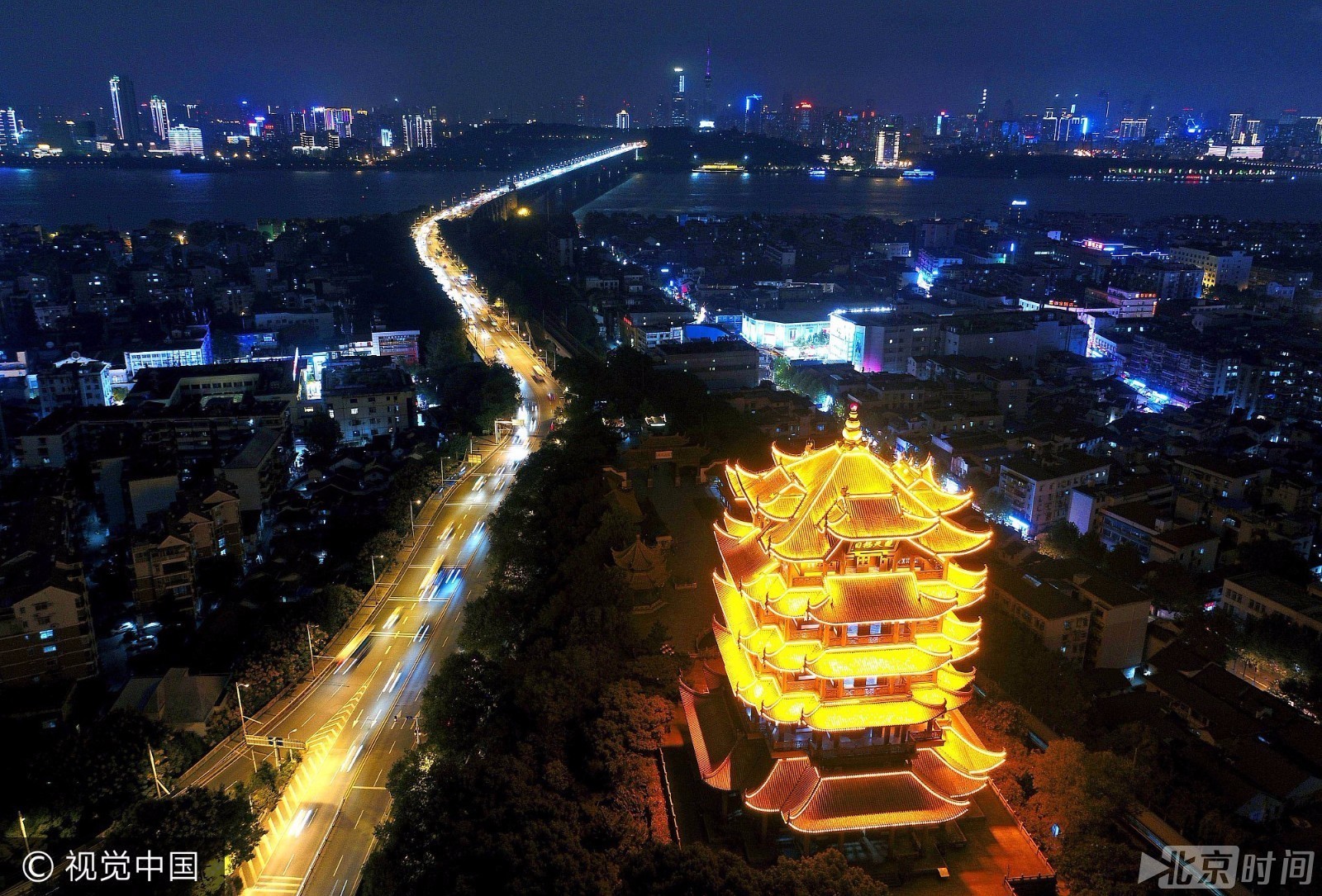 纪念武汉长江大桥通车60周年 “万里长江第一桥”夜景鸟瞰 纪念武汉长江大桥通车60周年 “万里长江第一桥”夜景鸟瞰