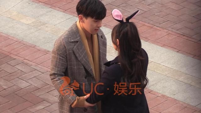 迪丽热巴邓伦合拍吻戏 二人拥抱竟把热巴亲到