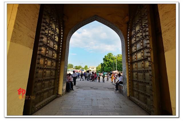 看见这厚重的宫殿大门,我在想得要多少个壮劳力才能推动它:)