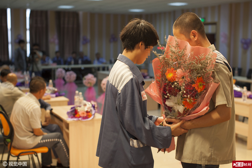 得知能与自己的丈夫通过这种特殊的方式相见时，女子监狱服刑人员吴某激动不已。