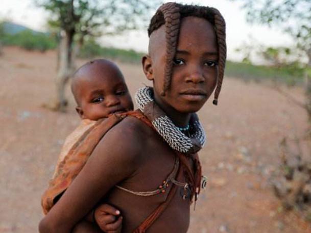 洲的这个原始部落遍地黄金却面临灭亡,一夫五