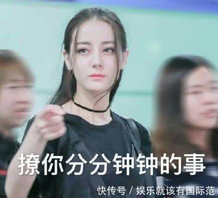 明星在片场休息时李易峰杨幂这样,杨颖抽烟解