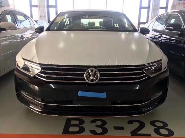 偶遇17款迈腾库存车,工作人员:内饰虽丑但全新