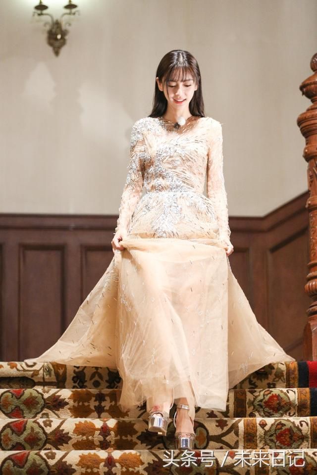 baby杨颖穿礼服录节目 撩开裙子后里面的白色