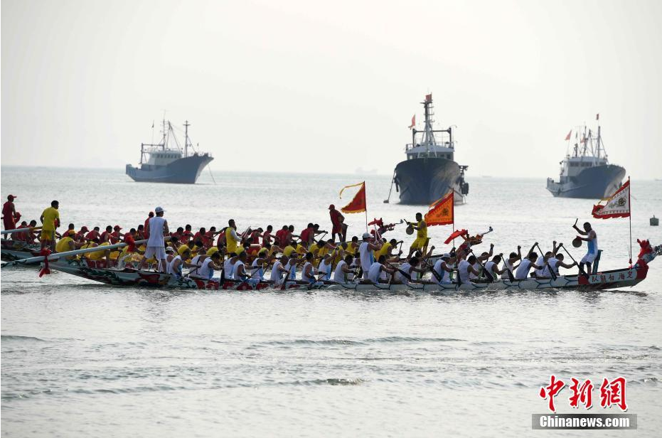 5月27日，连江县筱埕镇定海村村民在海上进行龙舟比赛。当日，福建省连江县筱埕村和定海村举行海上赛龙舟活动。据了解，当地在明朝万历年间就有了海上赛龙舟的传统，至今这个习俗已经保持了四百年，已经成为当地独特的风景。 张斌 摄