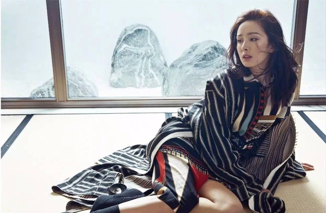 巴掌脸36D胸A4腰2米大长腿,杨幂全都有?