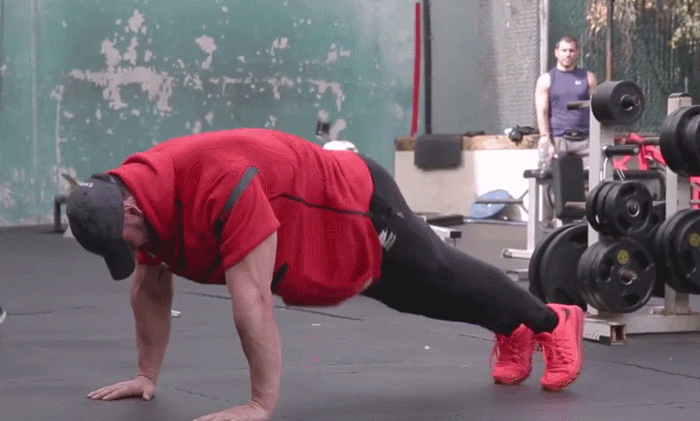 动作四:原地登山 这个动作做对了会很有用,当然不会直接就把腹肌练