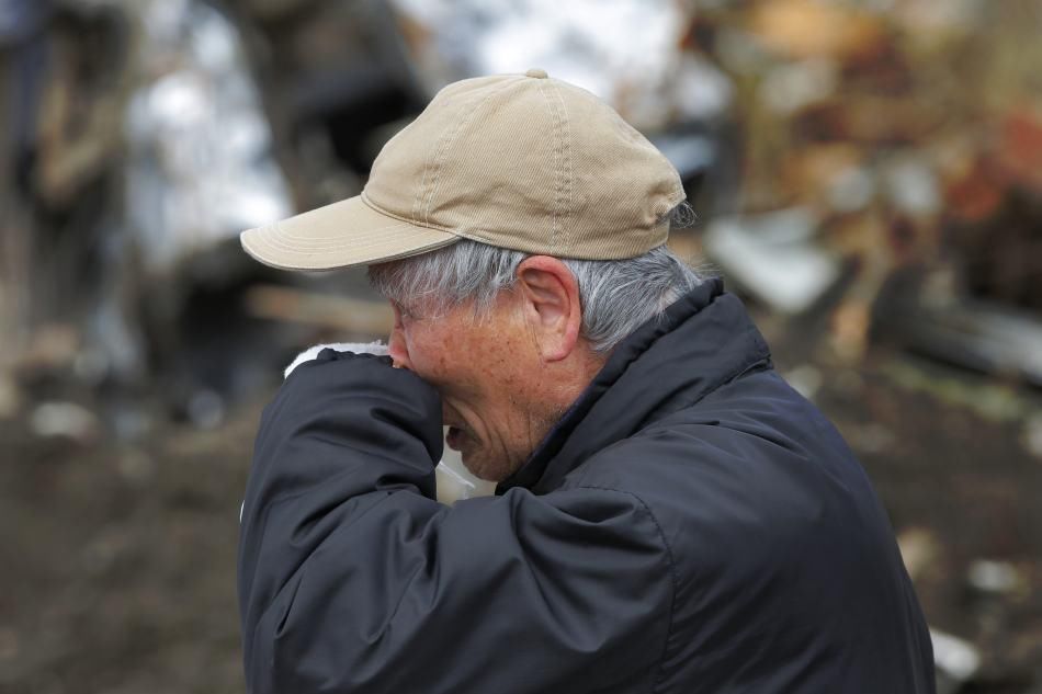女大学生带剩饭给流浪汉,流浪汉送她张卡,得知余额女孩马上报警
