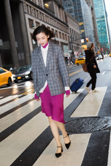 温雅越来越胆大了,开叉裙穿成这样,网友:还能再