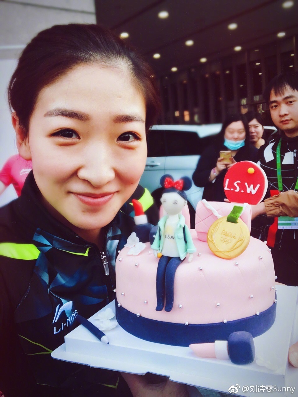 刘诗雯和蛋糕合影