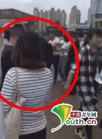 武汉一女记者采访时遭多名不明身份男子围殴 多处受伤 武汉一女记者采访时遭多名不明身份男子围殴 多处受伤