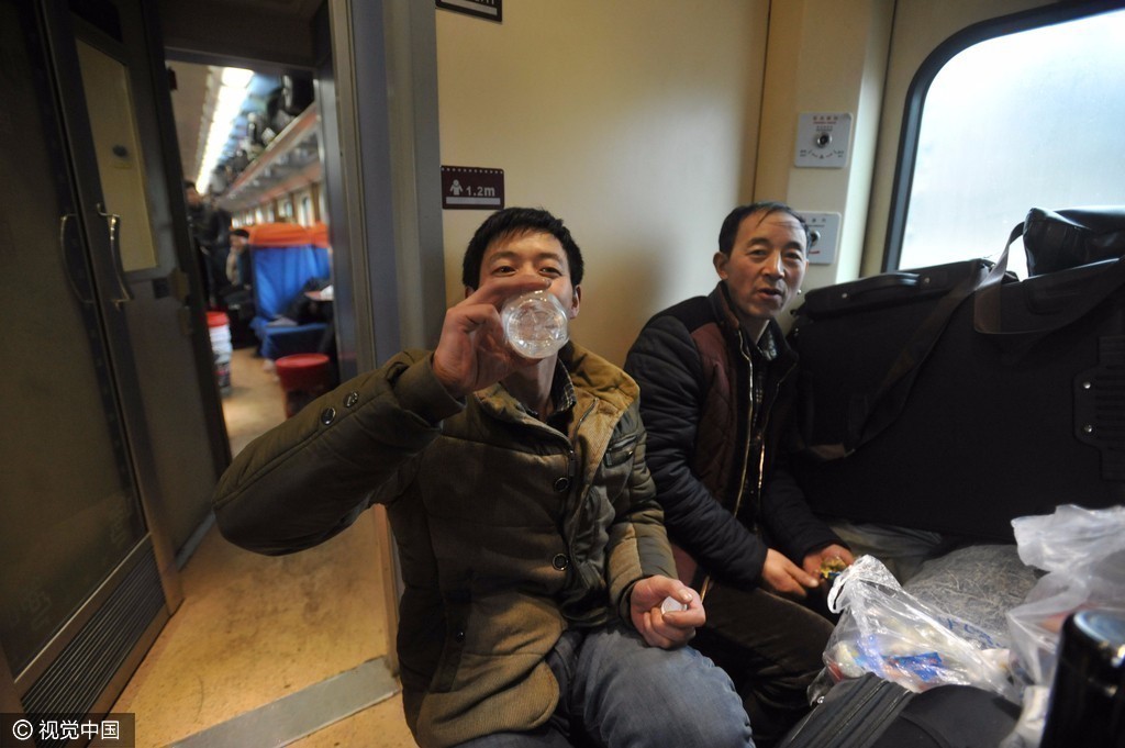 四川省成都市,在z324次拉萨至成都的列车上,很大一部分是提前返乡的