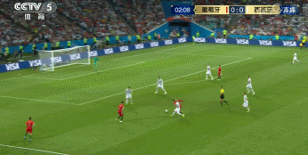 C罗造点球后对皇马队友微微一笑,西班牙悍将躲