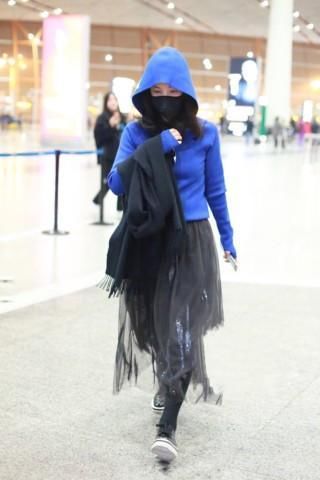 李冰冰真敢穿,蓝色卫衣配薄纱裙,网友:一把年纪