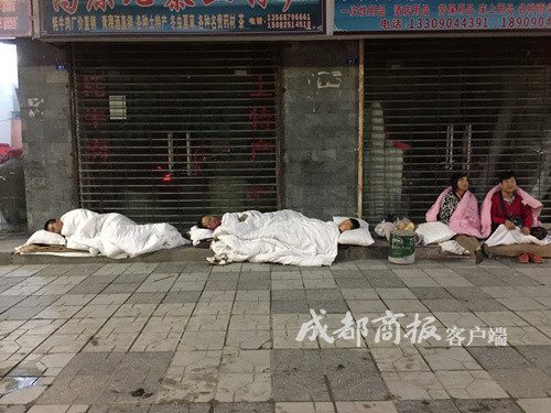 九寨沟震后第一个清晨：游客睡在路边
