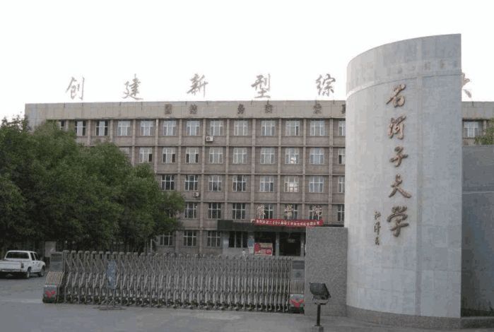最惨的两所211大学, 一本线就能上, 很多人看
