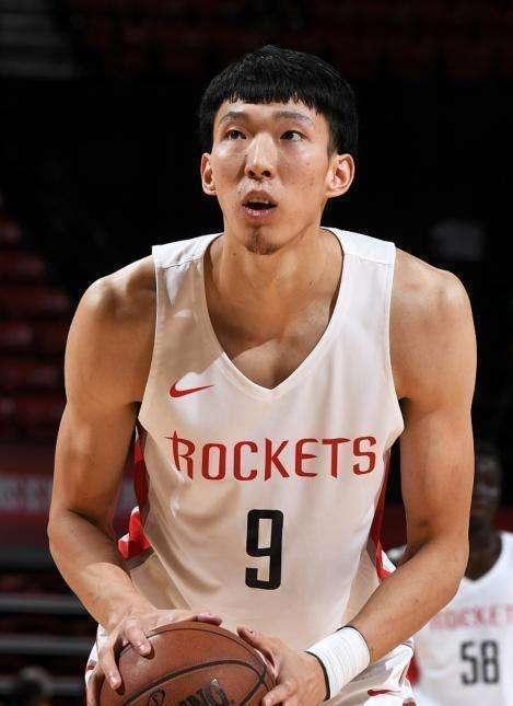 亚运会男篮大合照:周琦和王哲林站在一起,差距