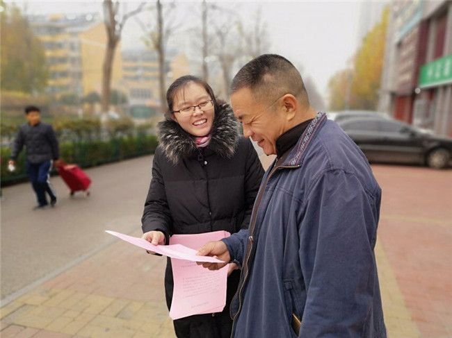 社区工作人员向居民发放宣传单