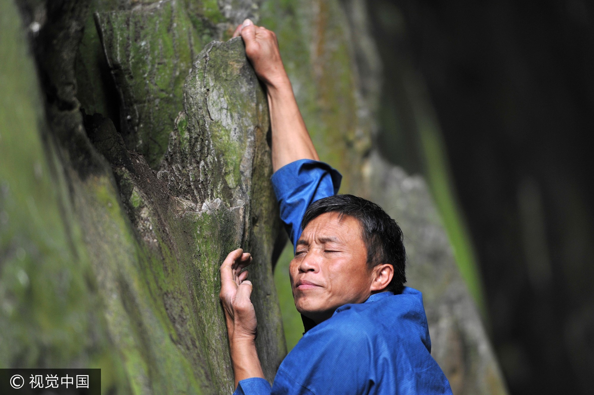 苗族汉子40年徒手攀爬百米悬崖 飞檐走壁如履平地