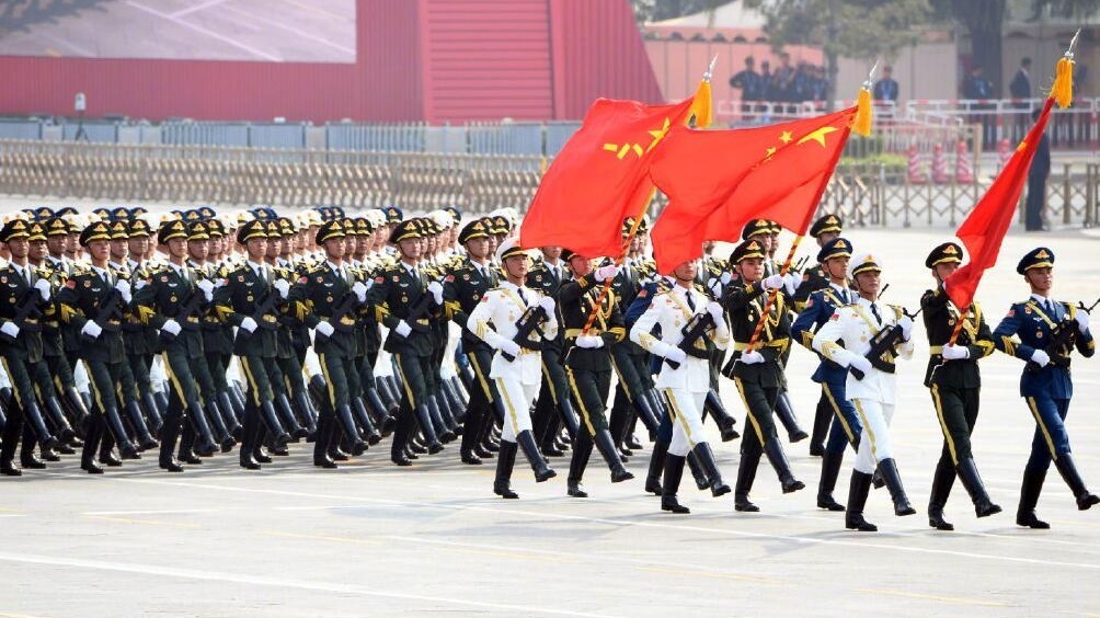 15个徒步方队依次通过天安门广场 接受检阅 15个徒步方队依次通过天安门广场 接受检阅