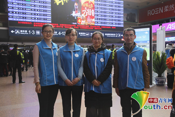 穿越拥挤的人潮 温暖与你同在——记国家铁路局志愿服务队 穿越拥挤的人潮 温暖与你同在——记国家铁路局志愿服务队