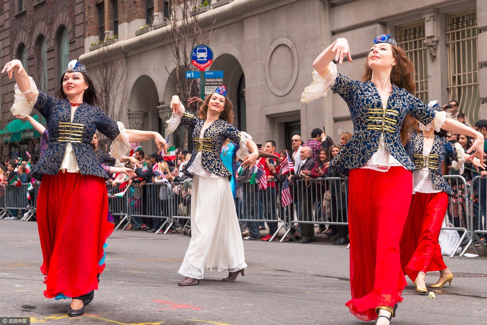 在纽约感受浪漫波斯风情：姑娘舞裙飘飘宛如仙女