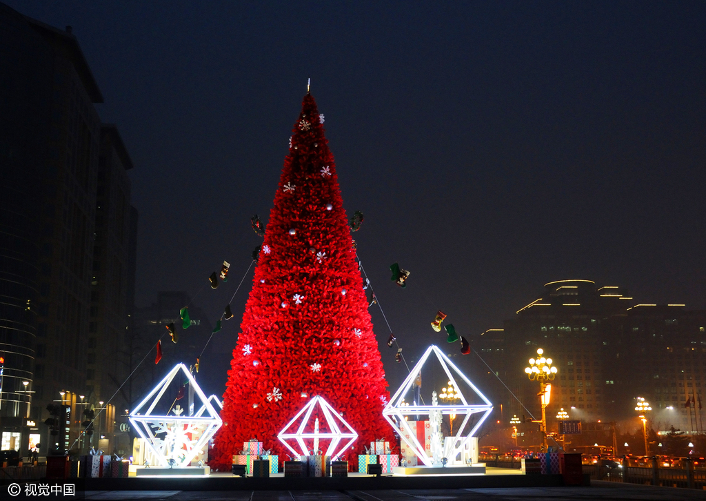 2016年12月03日晚，北京，一棵新建成的巨型“圣诞树”开启夜景照明，将王府井东方广场妆扮一新，迎接“圣诞节”的到来。