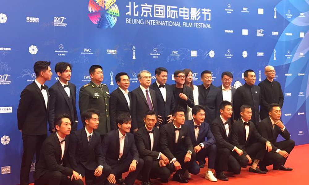 《建军大业》剧组纯男子红毯天团。刘伟强、黄建新、刘烨、朱亚文、欧豪都来啦！