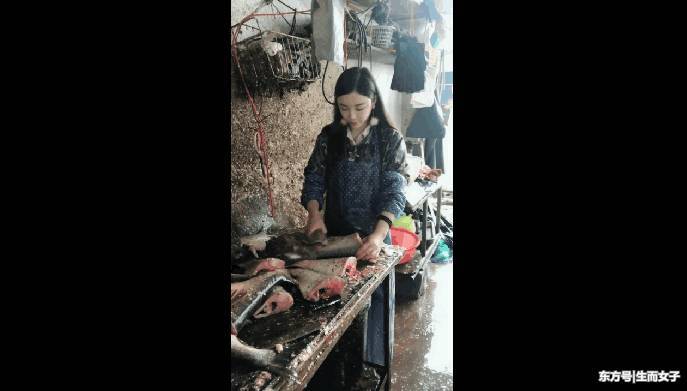 江苏街头现“最美”卖鱼西施,靠卖鱼月入2万,网友:我媳妇!