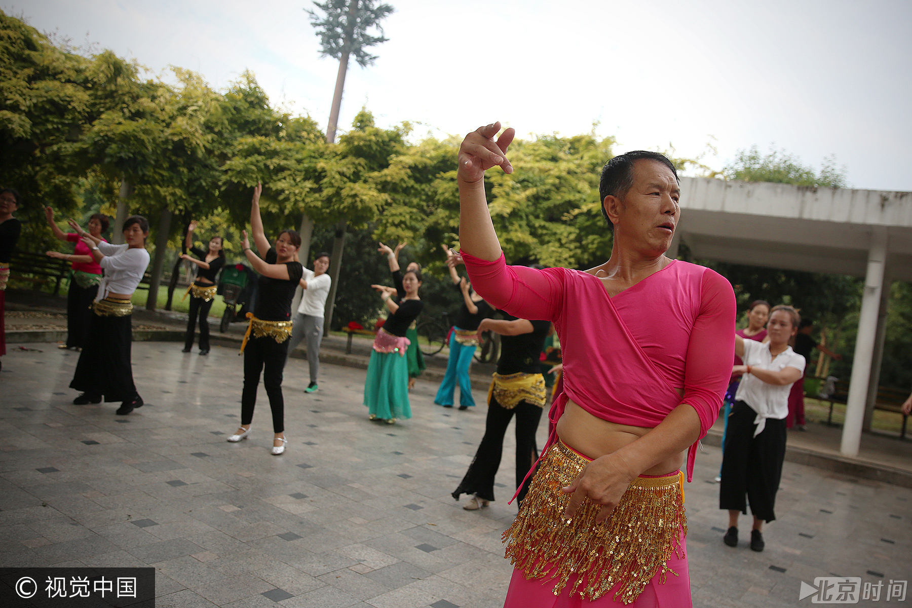 2017年9月29日，安徽阜阳，提起肚皮舞，很多人第一反应舞者可能是性感妩媚的女舞者。但是，阜阳一名跳肚皮舞的大叔“火”了。