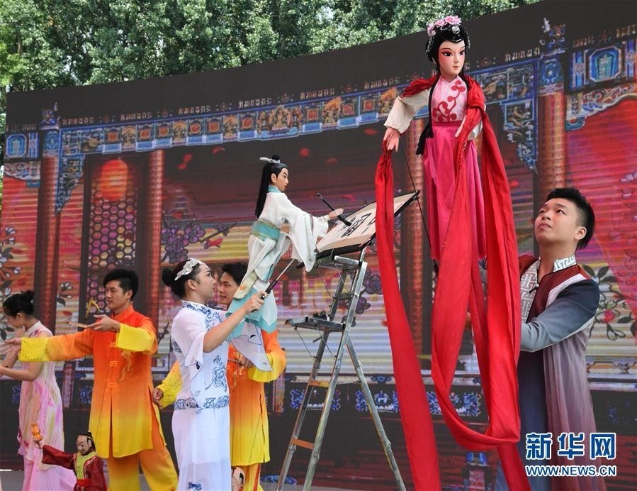 7月11日，演员在“广东日”活动中表演木偶戏《木偶书法》。