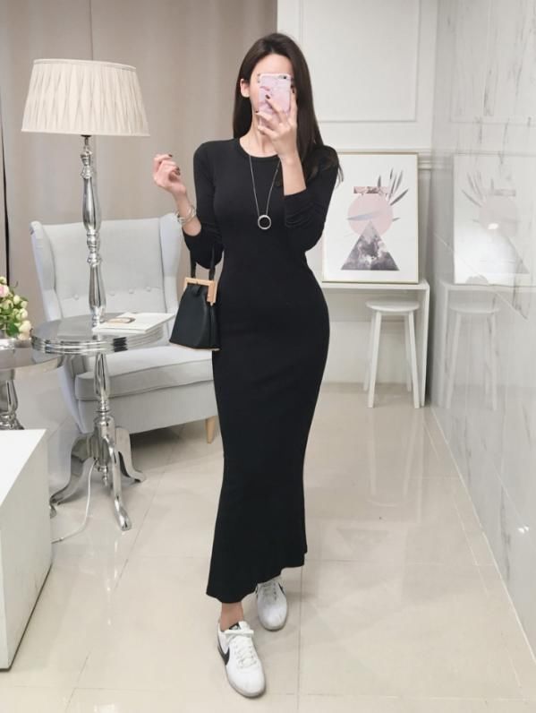 遮肉显瘦的黑色针织裙,搭配不同的鞋子,展现高