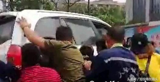 突发!江苏一男子开车加速碾压黑衣女子离开 事