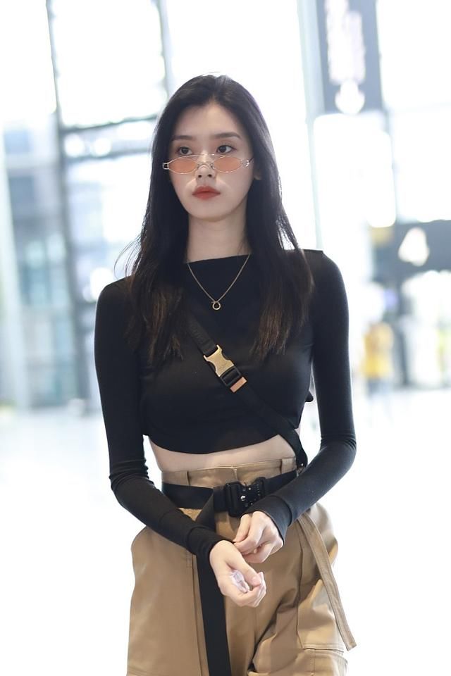 奚梦瑶卡其色工装裤现身机场,裸背上衣性感抢