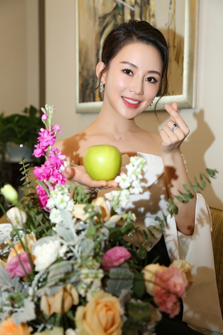 九球天后潘晓婷最新写真 美人与花比美