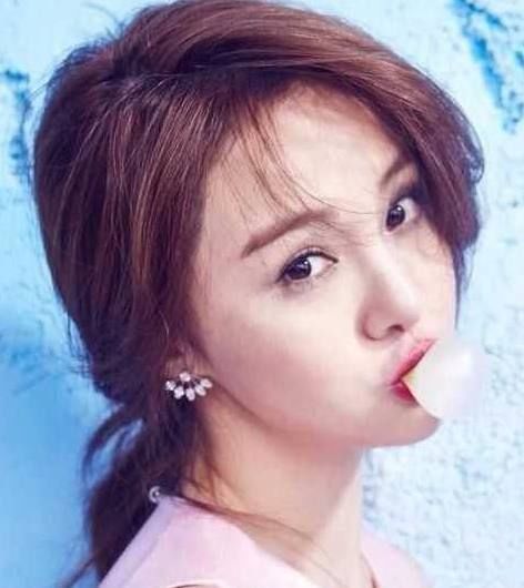 五位女星吹泡泡糖照,迪丽热巴清纯时尚,网友:图