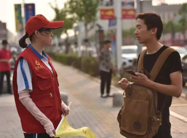 盘锦高中毕业生争当小红帽 冒酷暑感受文明