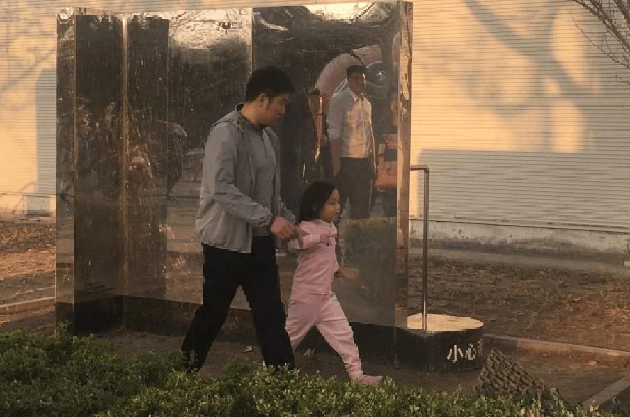 北京公园偶遇李小璐未见贾乃亮,和甜馨穿粉色