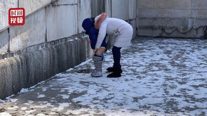 女子带幼儿在故宫内随地小便 网友:公厕很好找 素质太差了