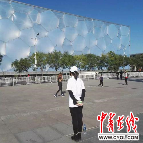 一起晒背影 | 你的岁月静好,他在负重前行